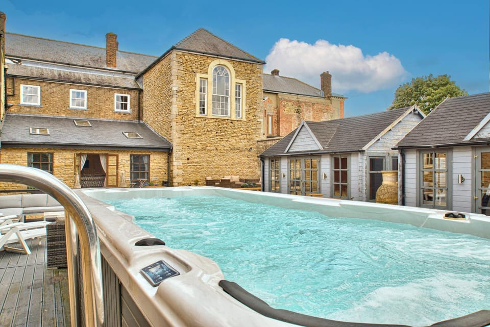 Property building, Hot Tub
