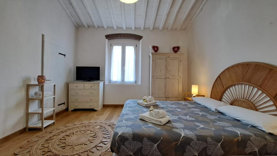 Bed, TV and multimedia, Photo of the whole room, Bedroom, towels, wardrobe