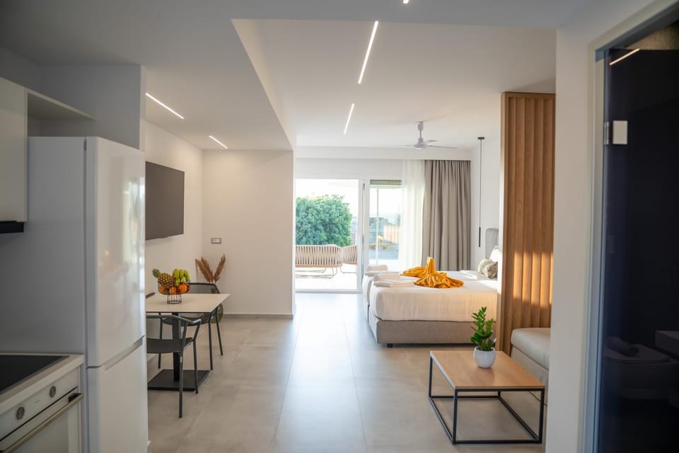 Kitchen or kitchenette, Dining area, Food
