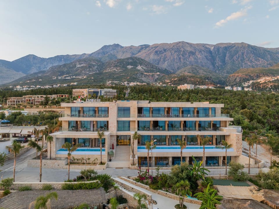 Property building, Nearby landmark, Neighbourhood, Natural landscape, Bird's eye view, Mountain view