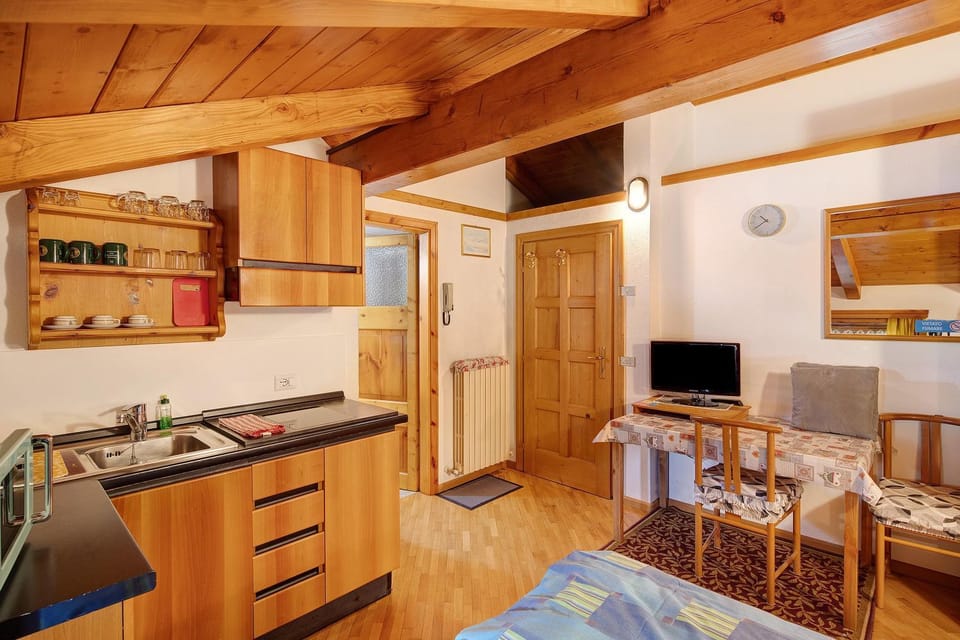 Property building, Kitchen or kitchenette, Living room