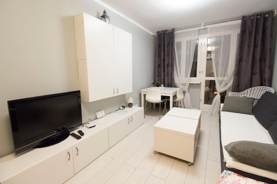 Communal lounge/ TV room, Bed, TV and multimedia, Photo of the whole room, Bedroom