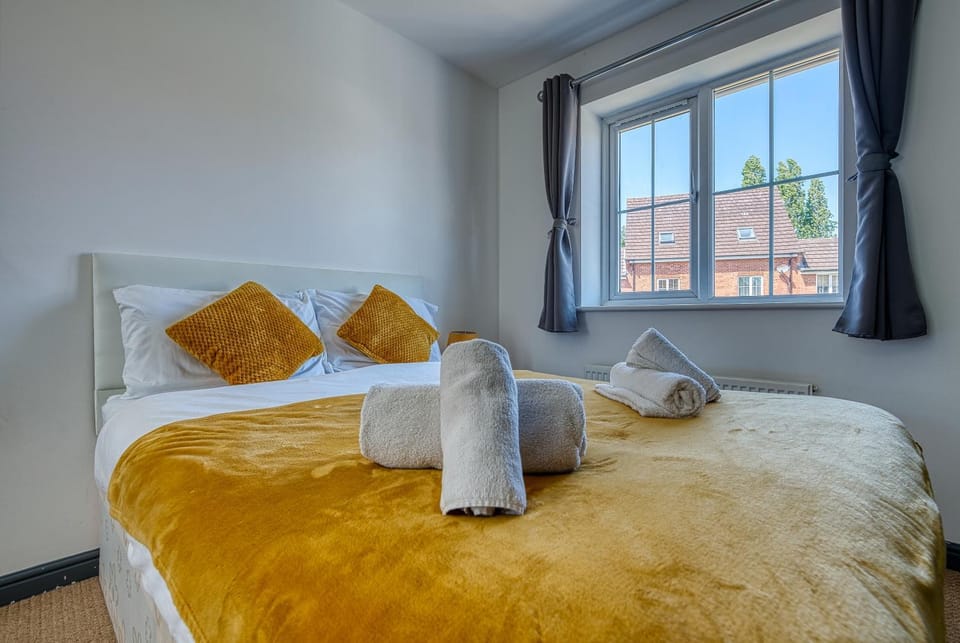 Bed, Photo of the whole room, Bedroom, towels