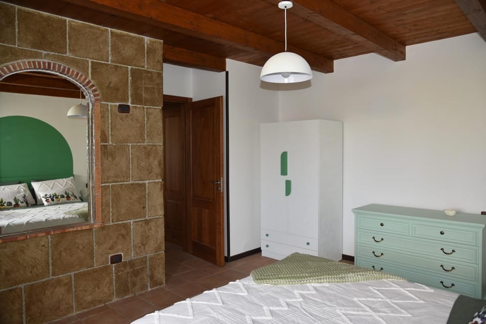 Bed, Photo of the whole room, Decorative detail, Bedroom, wardrobe