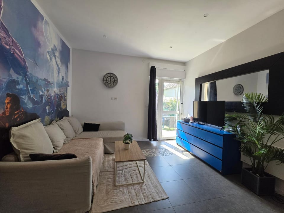 Communal lounge/ TV room, TV and multimedia, Living room, Seating area, Evening entertainment