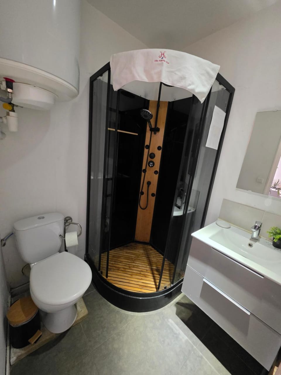 Shower, Toilet, Bathroom, towels