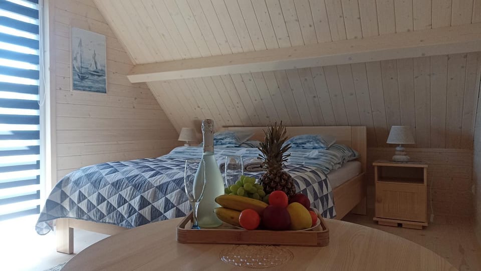 Bed, Food and drinks, Photo of the whole room, Bedroom