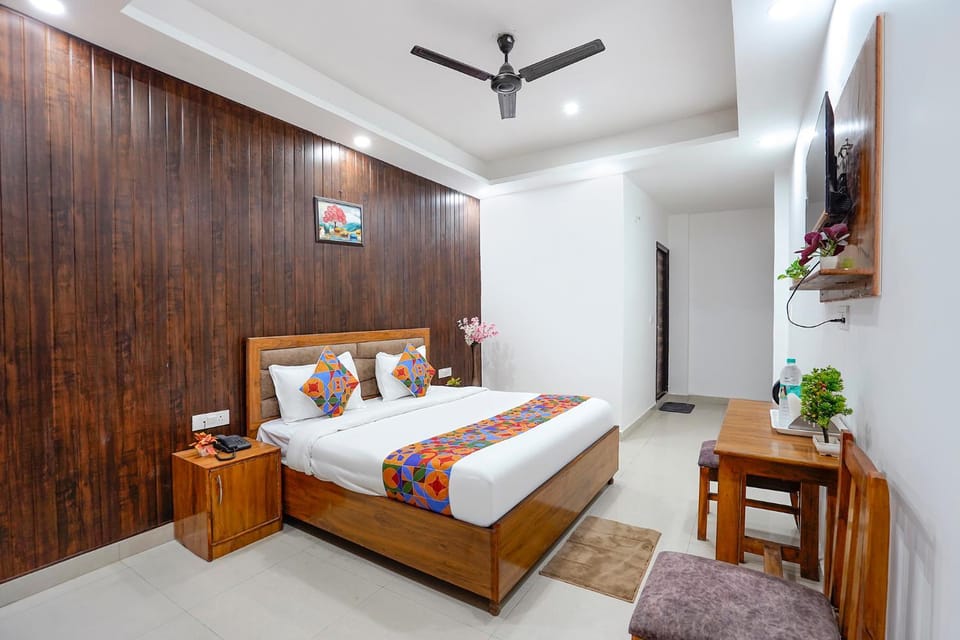 Bed, TV and multimedia, Bedroom