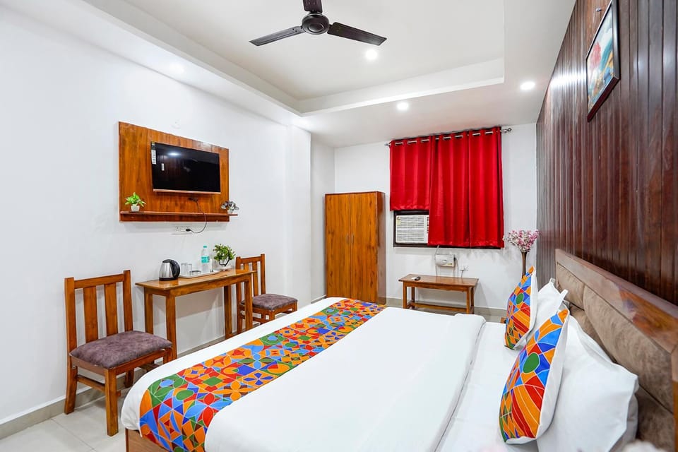 Bed, TV and multimedia, Bedroom, wardrobe, air conditioner