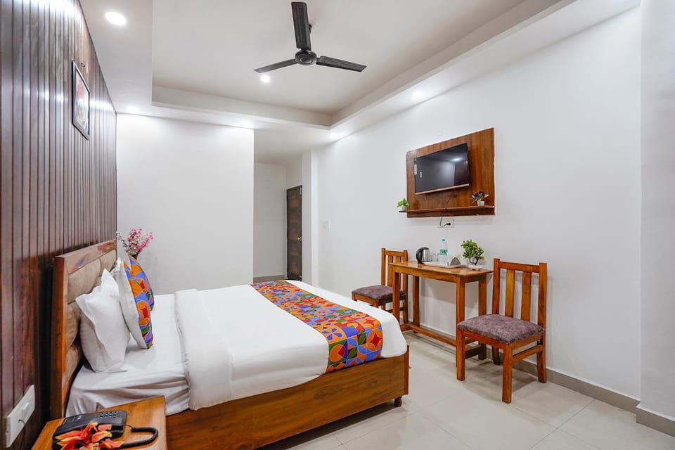 Bed, TV and multimedia, Bedroom