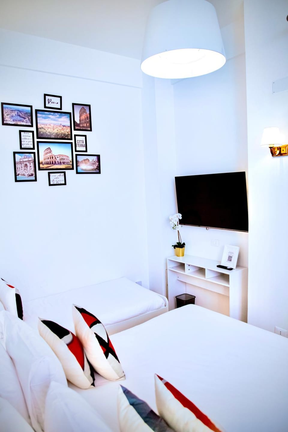 Communal lounge/ TV room, Bed, TV and multimedia, Living room, Photo of the whole room, Evening entertainment, Bedroom