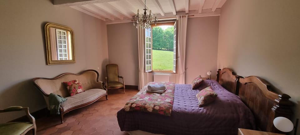 Photo of the whole room, Seating area, Bedroom