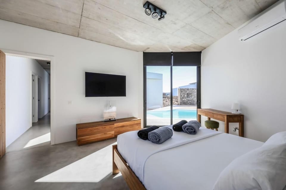 Bed, TV and multimedia, Photo of the whole room, Evening entertainment, Bedroom, towels
