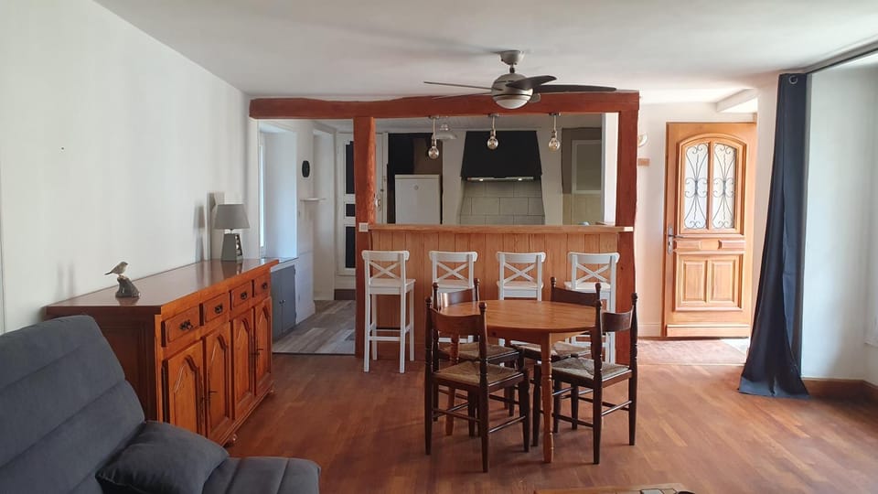 Lounge or bar, Dining area, fireplace