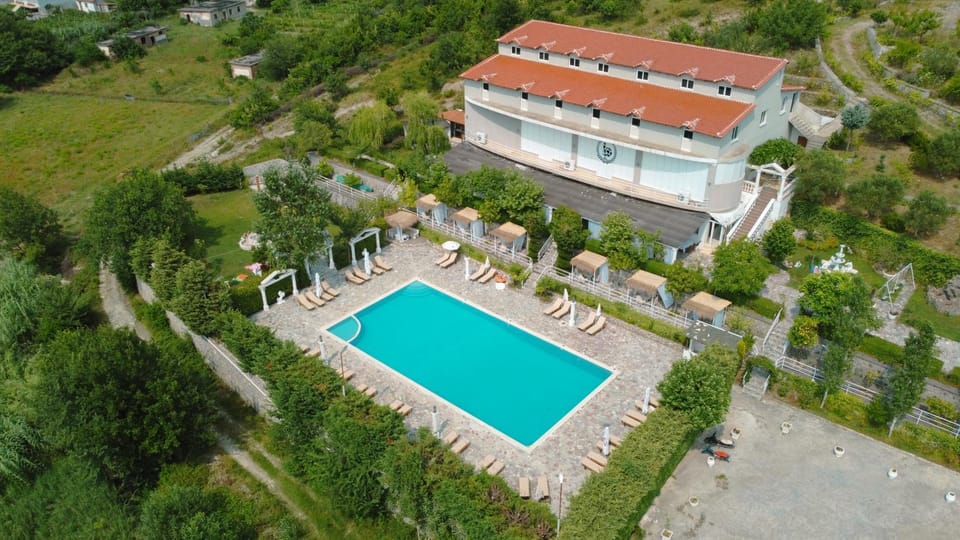 Property building, Day, Natural landscape, Bird's eye view, Pool view, Swimming pool, sunbed