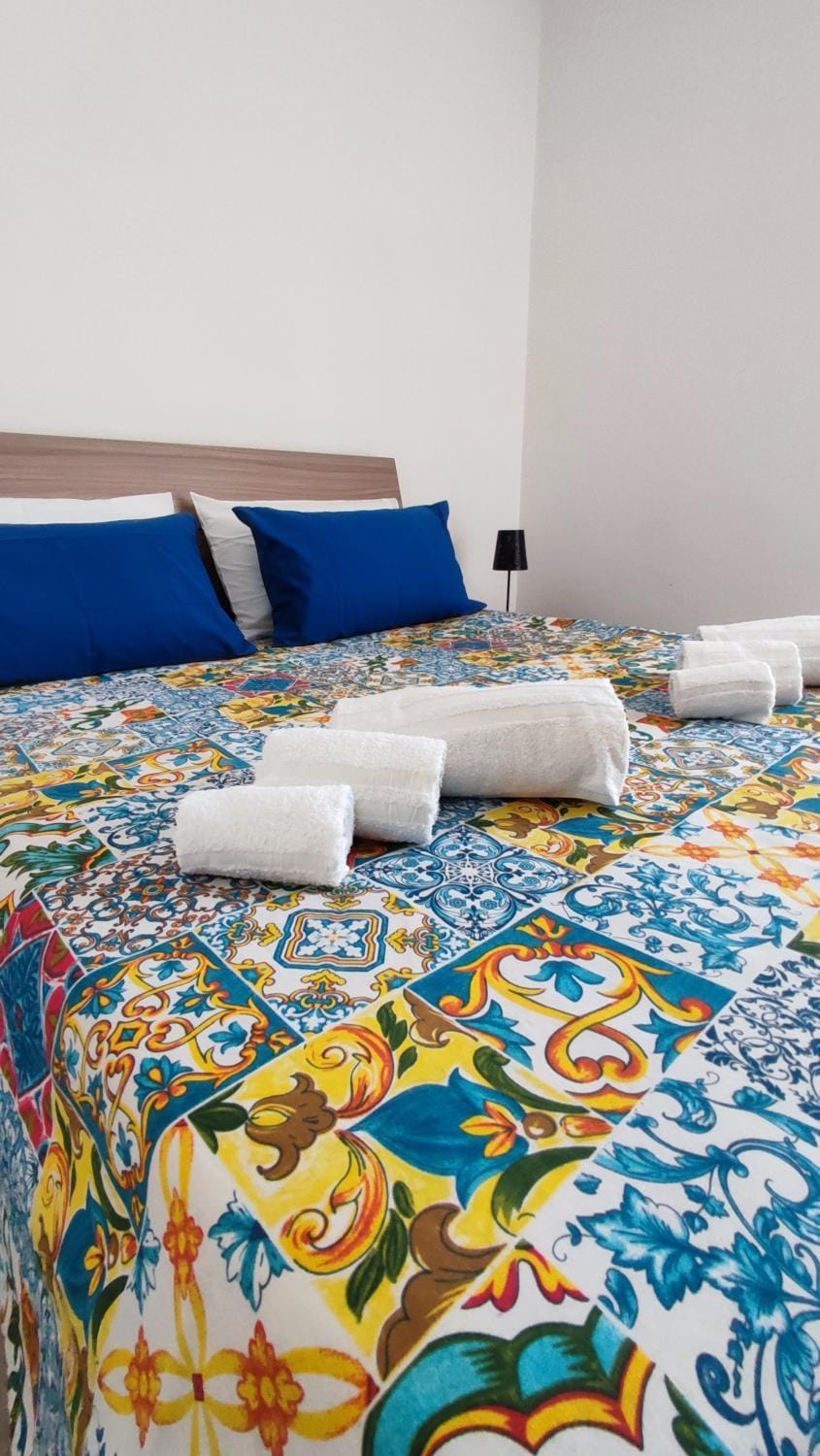 Bed, Bedroom, towels