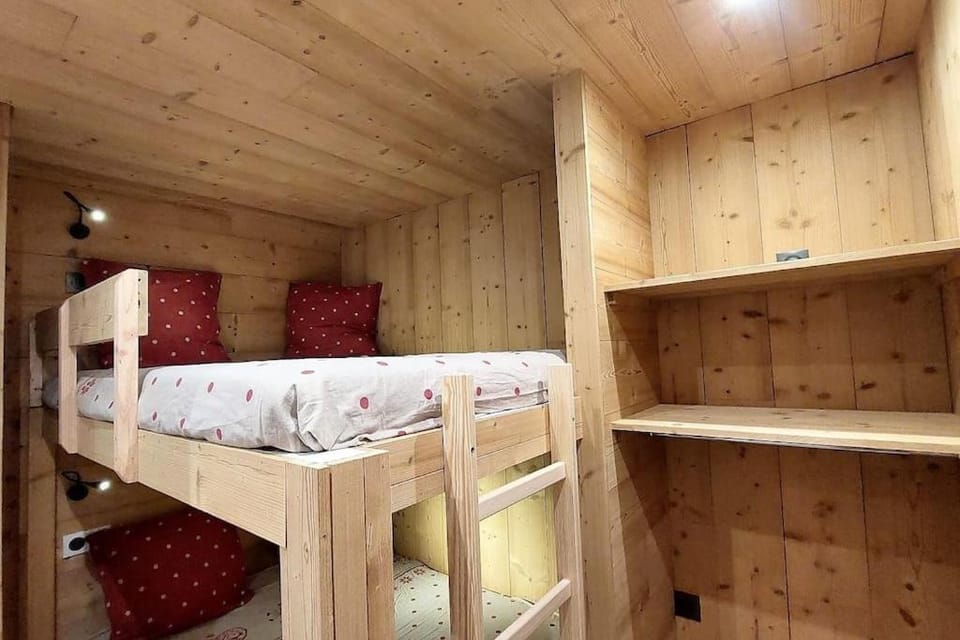 Photo of the whole room, Bedroom, bunk bed
