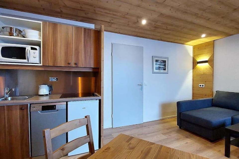 Coffee/tea facilities, Kitchen or kitchenette, Dining area, minibar, stove, toaster