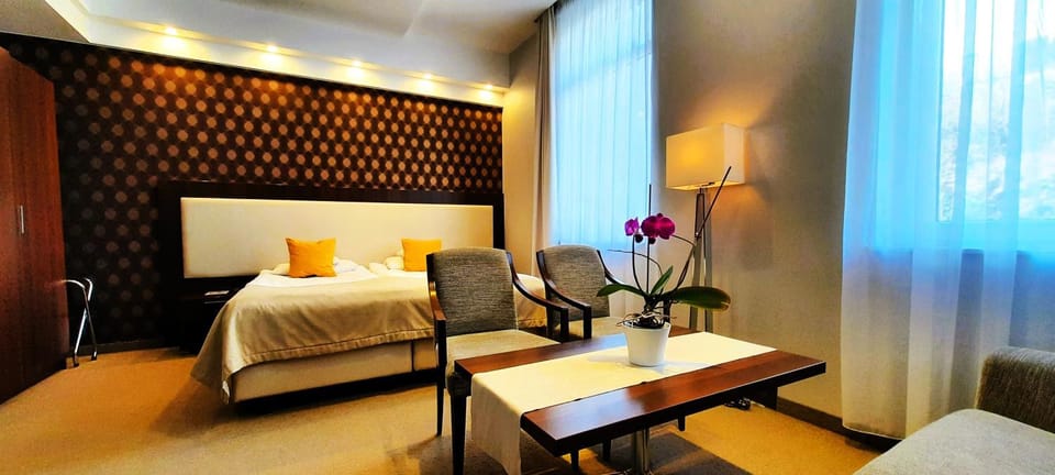 Bed, Other, Seating area