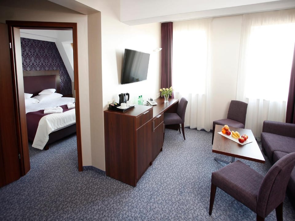 Communal lounge/ TV room, Bed, TV and multimedia, Seating area, Evening entertainment, Bedroom, Drinks, hair dresser