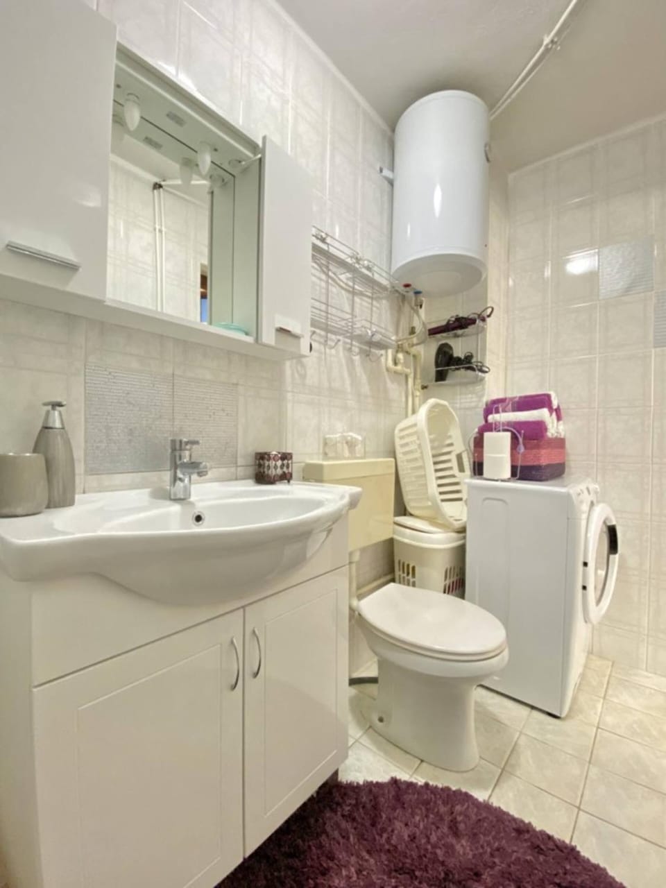 Toilet, Bathroom, towels, washing machine