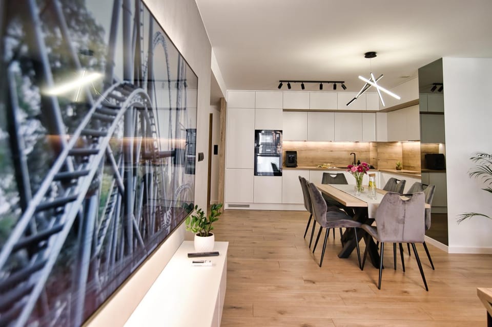 TV and multimedia, Kitchen or kitchenette, Living room, Seating area, Dining area