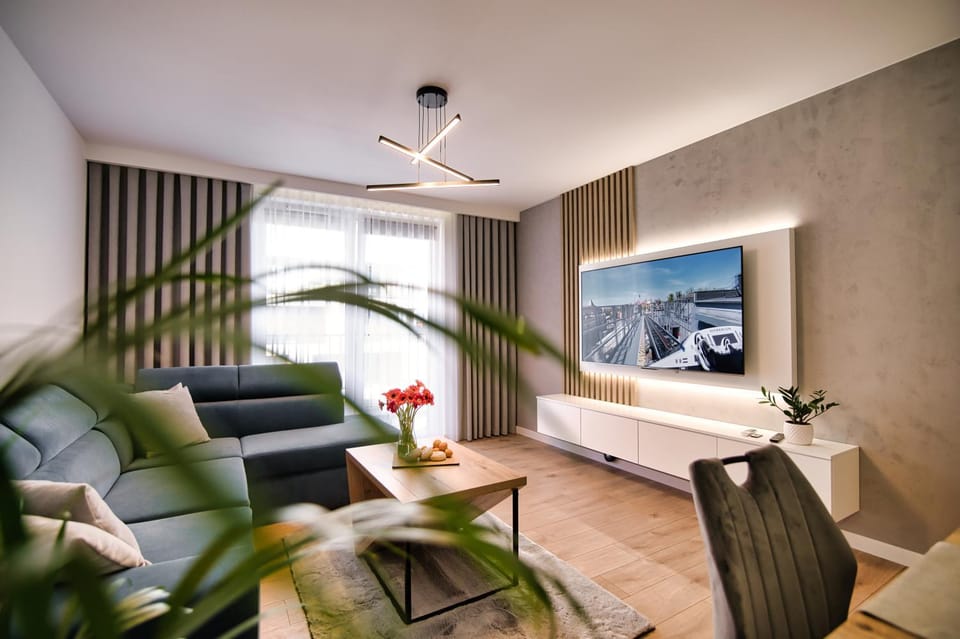 TV and multimedia, Living room, Seating area, Evening entertainment