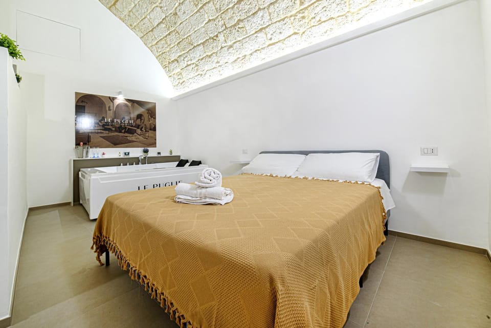 Bed, Hot Tub, Bedroom, towels