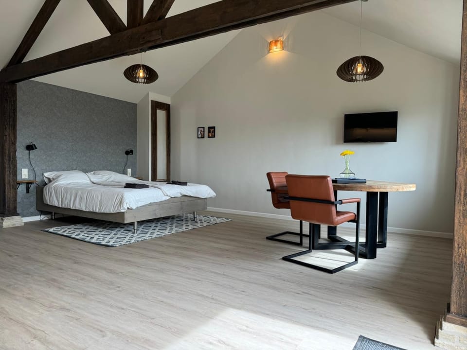 Bed, TV and multimedia, Photo of the whole room, Seating area