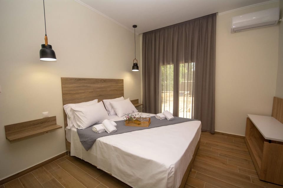 Bed, Photo of the whole room, Bedroom, towels, air conditioner