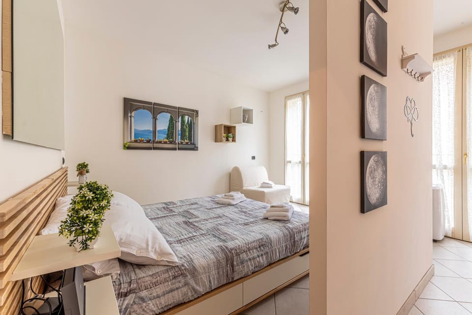 Bed, TV and multimedia, Photo of the whole room, Bedroom, towels