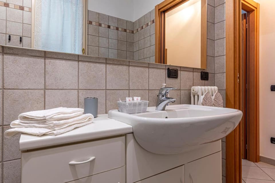 Bathroom, Bath, towels