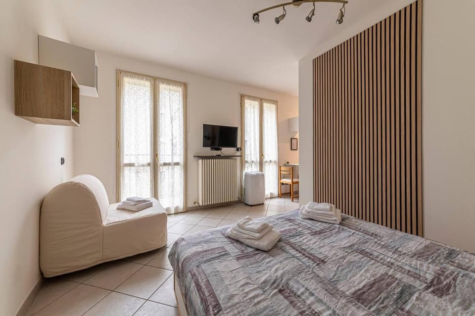 Bed, TV and multimedia, Photo of the whole room, Bedroom, towels