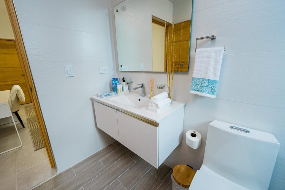 Toilet, towels