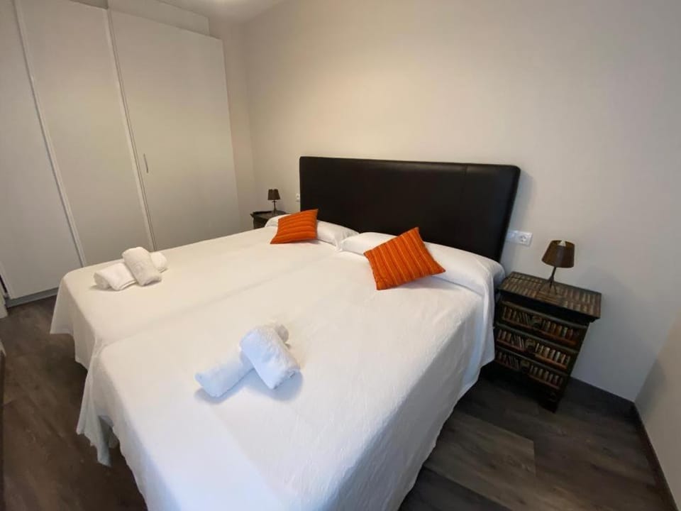 Bed, TV and multimedia, Photo of the whole room, Bedroom, locker, towels, wardrobe