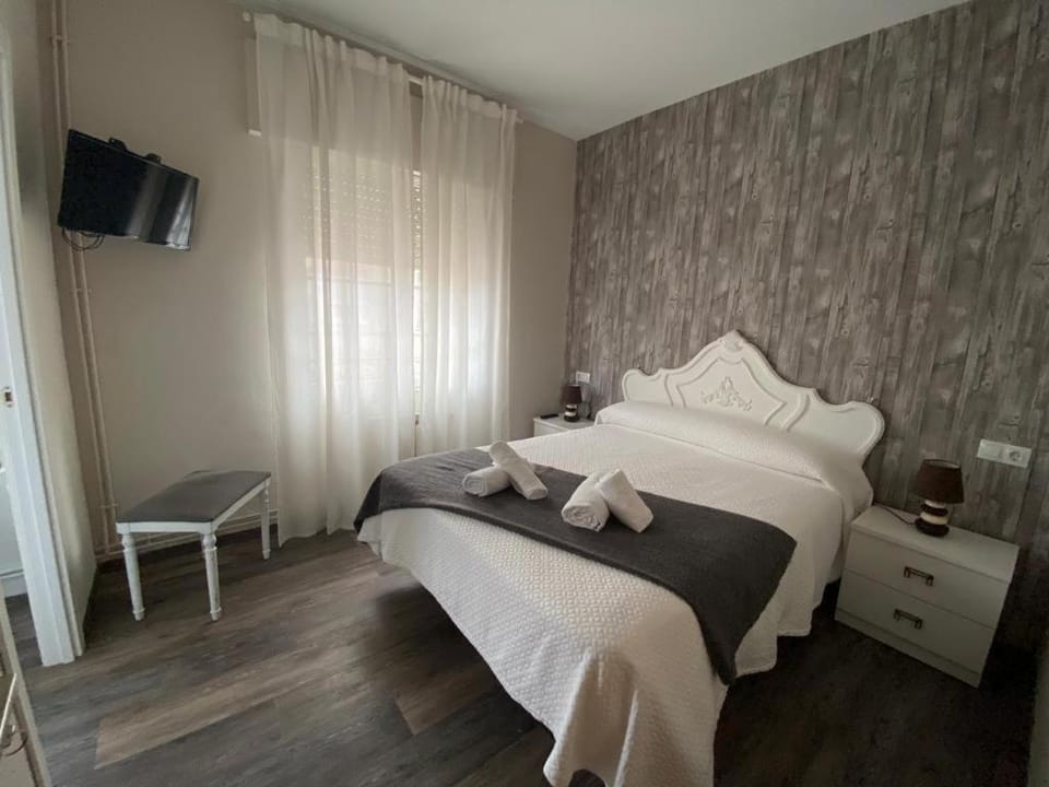 Bed, TV and multimedia, Photo of the whole room, Bedroom, locker, towels, wardrobe