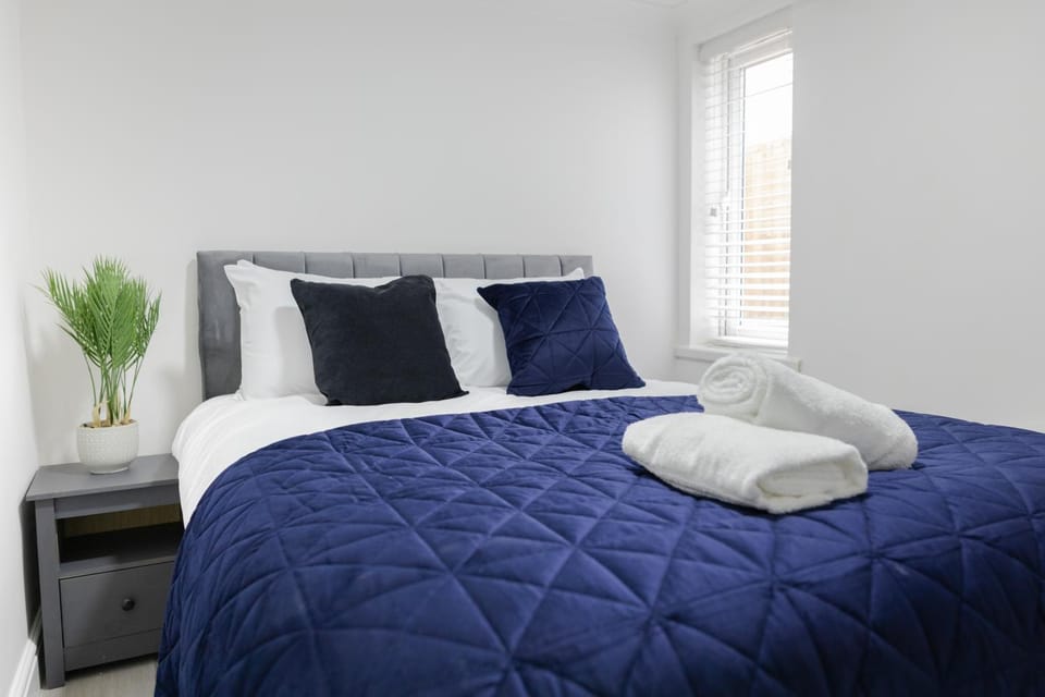 Bed, Photo of the whole room, Bedroom, towels