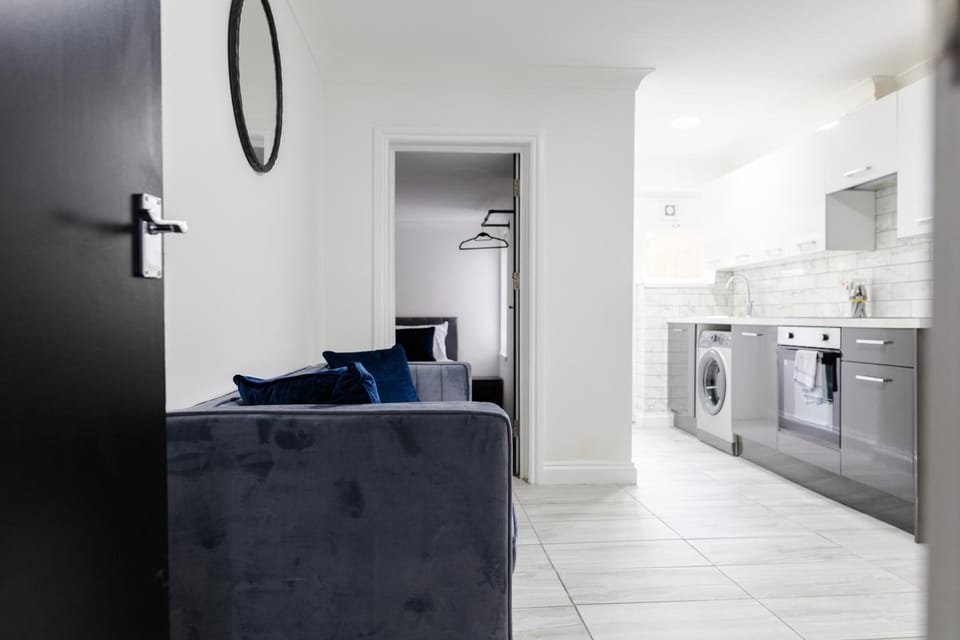 Kitchen or kitchenette, minibar, stove, washing machine