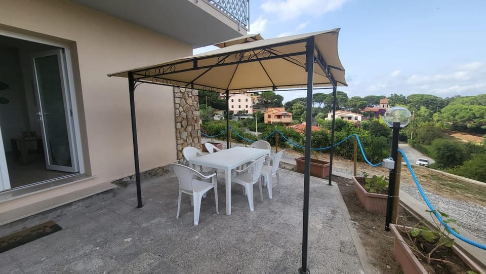 Property building, Balcony/Terrace, Living room