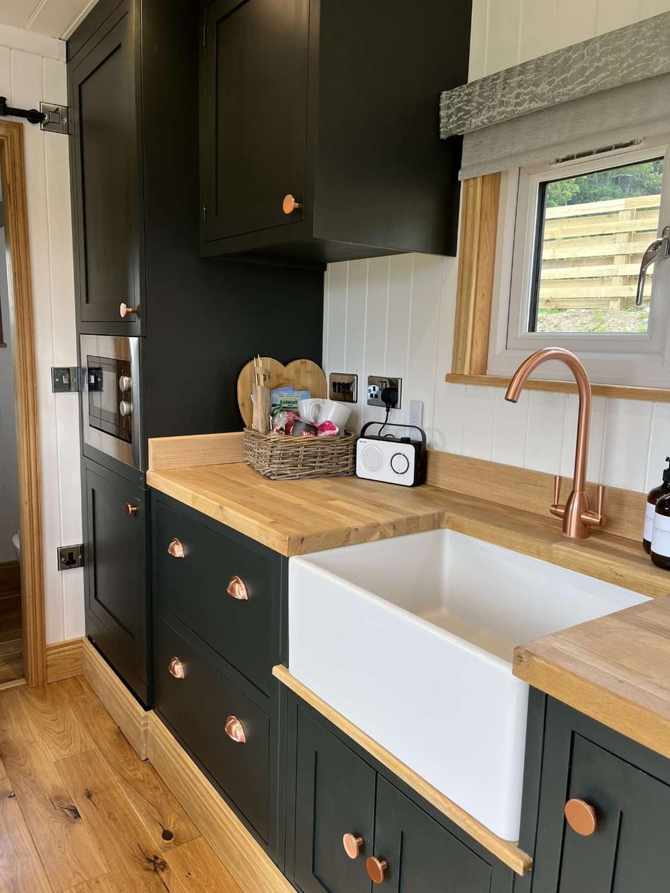 Kitchen or kitchenette, minibar