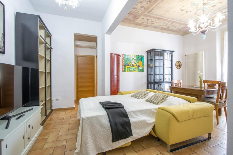 Bed, TV and multimedia, Living room