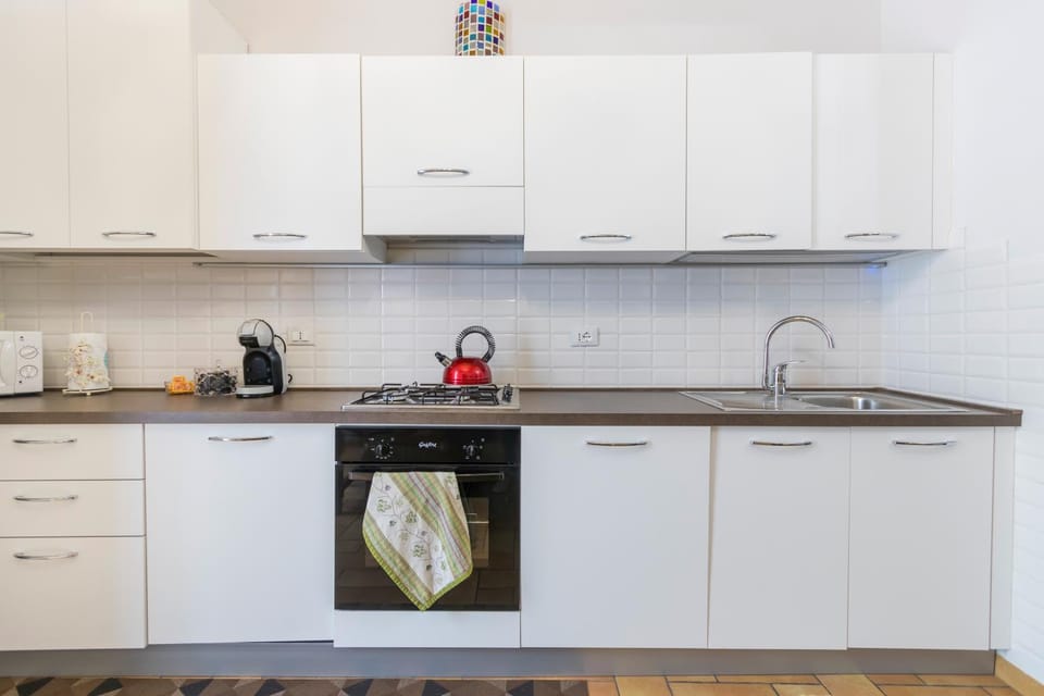 Coffee/tea facilities, Kitchen or kitchenette, dishwasher, stove