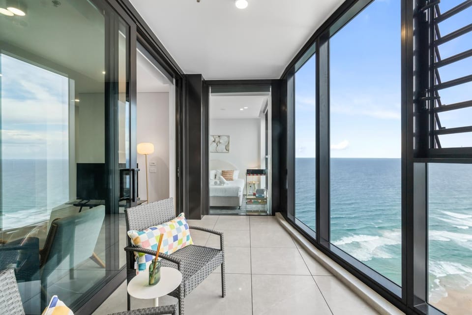 Ocean Luxe Retreat 2B2Bath with Sofa Bed Free Parking Apartment in Surfers Paradise