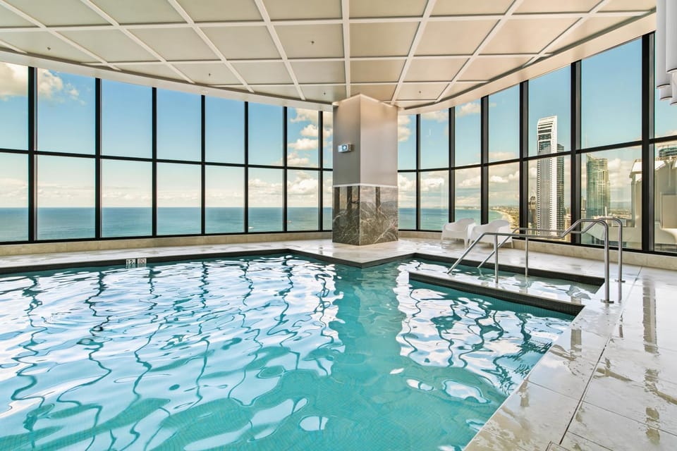 Ocean Luxe Retreat 2B2Bath with Sofa Bed Free Parking Apartment in Surfers Paradise