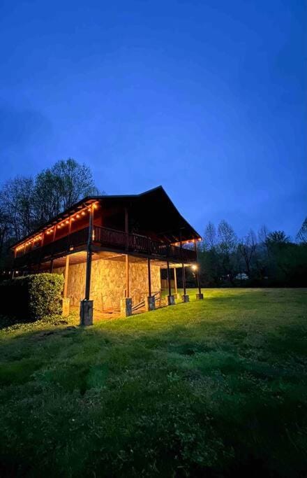 Spectacular MTNS Views with PRIVATE HOT TUB with Pool Table and Private Pond House in Sevier County