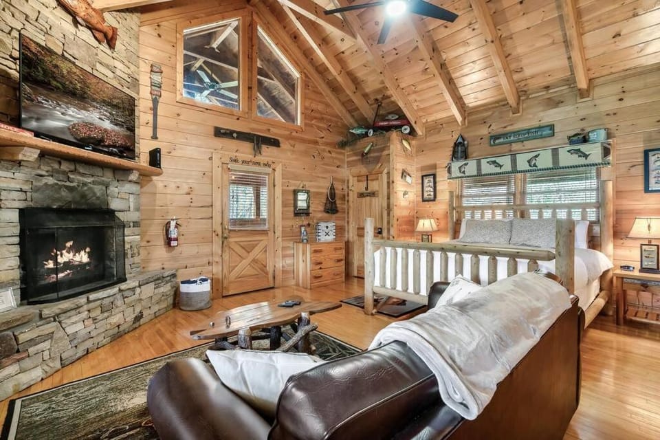 Spectacular MTNS Views with PRIVATE HOT TUB with Pool Table and Private Pond House in Sevier County