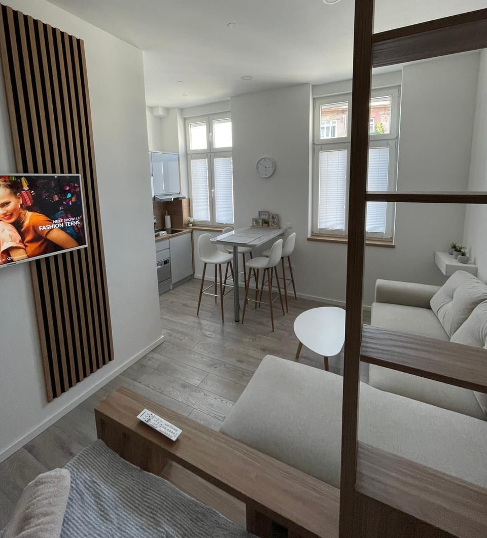Bed, TV and multimedia, Kitchen or kitchenette, Living room, Photo of the whole room, Seating area, Dining area, Bedroom
