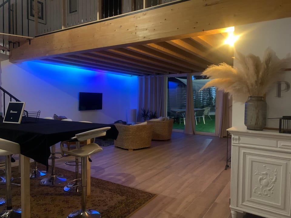 TV and multimedia, Living room, Evening entertainment