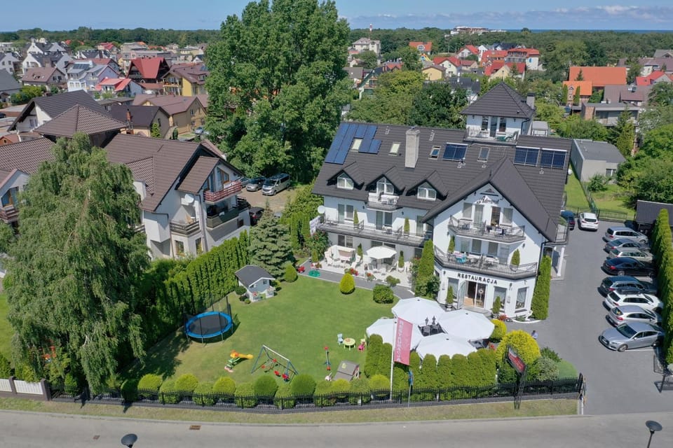 Property building, Day, Neighbourhood, Natural landscape, Bird's eye view, View (from property/room), City view, Street view, Location, Parking