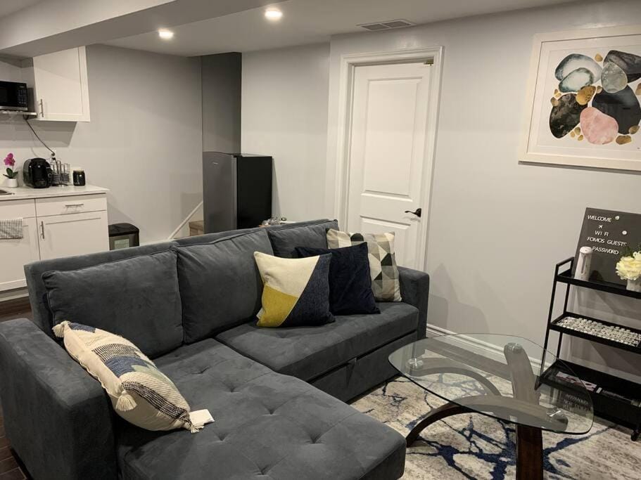 *Cozy, newly renovated, fully equipped* Apartment in Hamilton